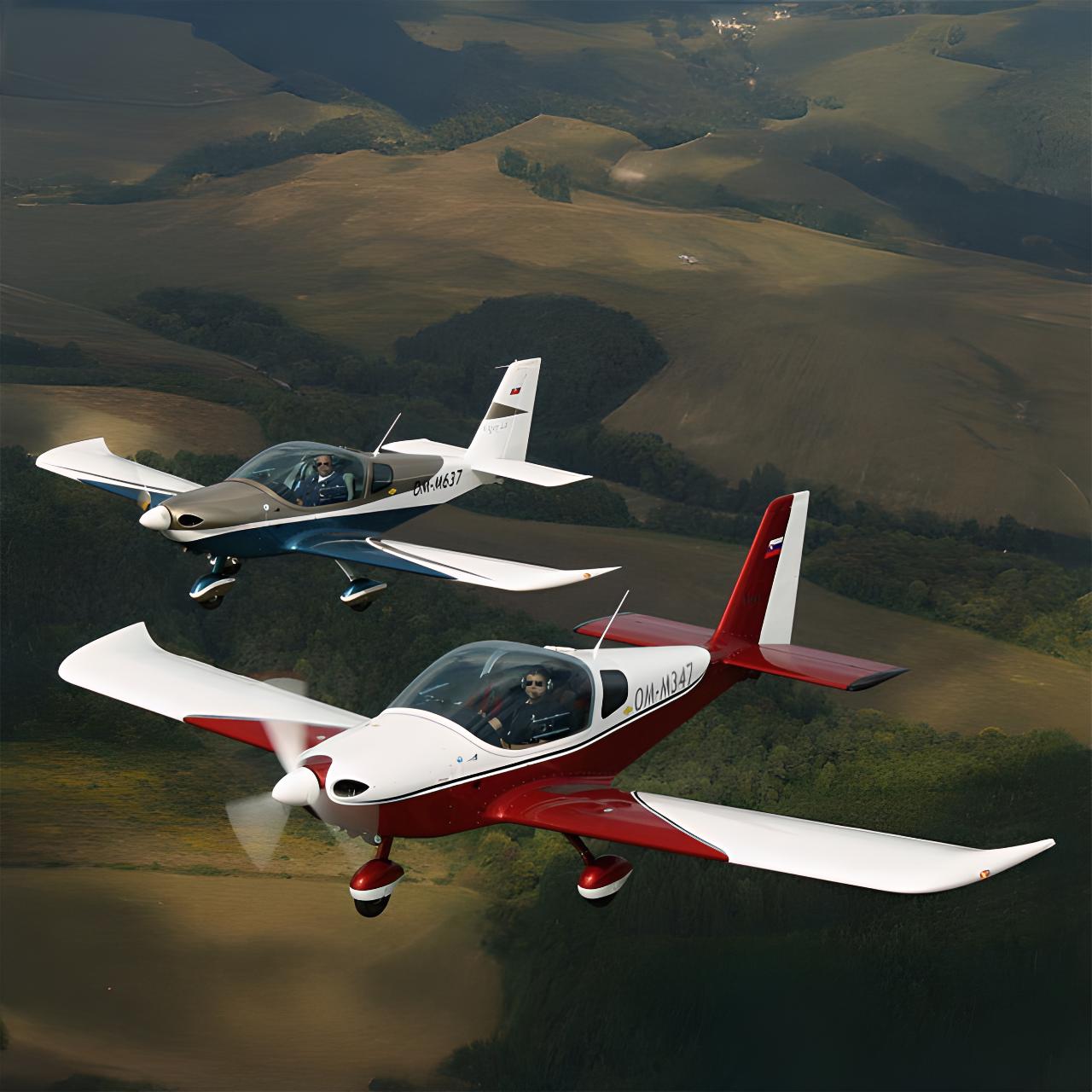 Zwei einmotorige Leichtflugzeuge in Formation über einer hügeligen Landschaft, eines rot-weiß, das andere blau-weiß lackiert.